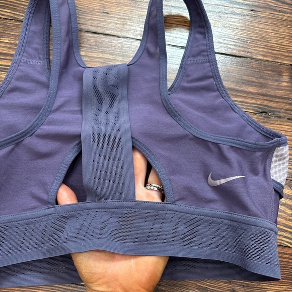 Nike Dri Fit Swoosh Women’s Ultrabreath Sports Bra Sz M Purple Logo - Picture 5 of 8